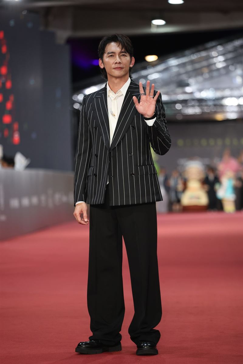 溫昇豪條紋西裝亮相。（圖／記者鄭孟晃、趙于瑩攝影）