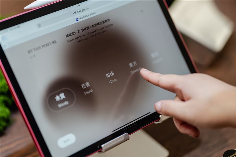 精品香水品牌BY YAN PERFUME，由創辦人暨調香師Emma Yan親自操刀，宣布推出劃時代「AI導入客製香氛體驗」。（圖／品牌業者提供）