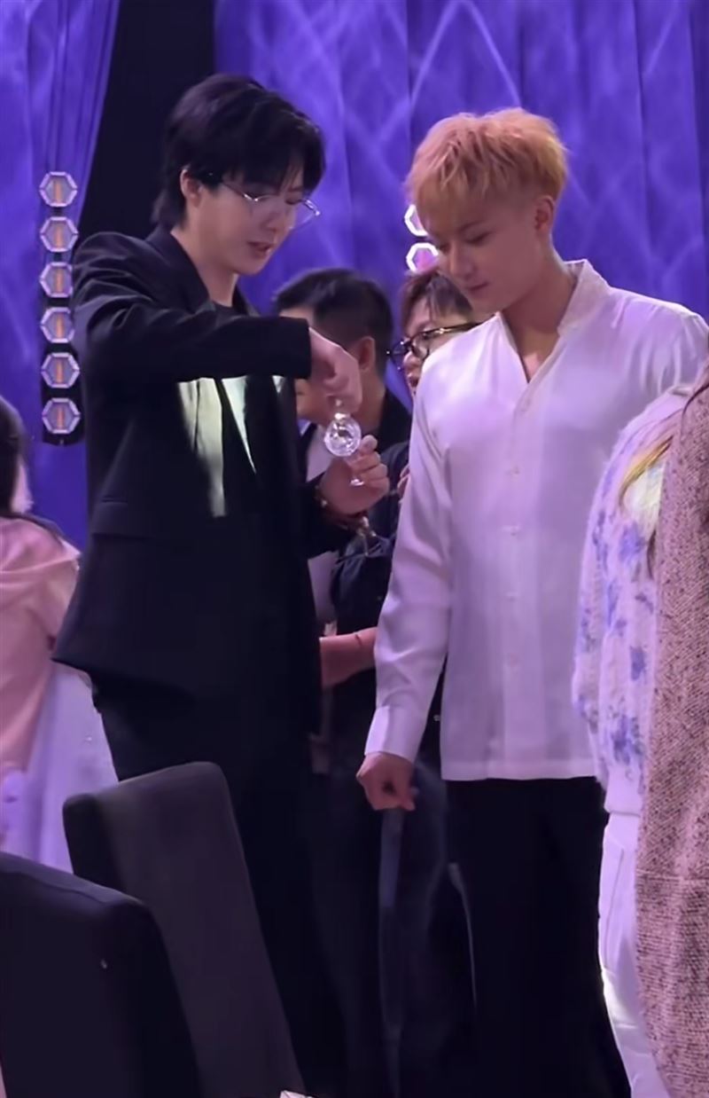 劉宇寧（左）幫黃子韜添酒。（圖／翻攝自微博）