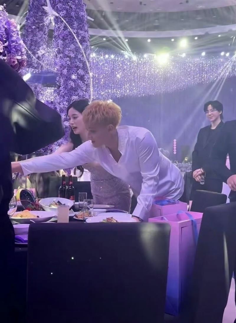 劉宇寧（右）默默陪著黃子韜敬酒。（圖／翻攝自微博）