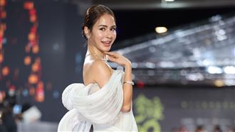 雷艾美低胸炸出北半球　高衩開到腿根辣翻