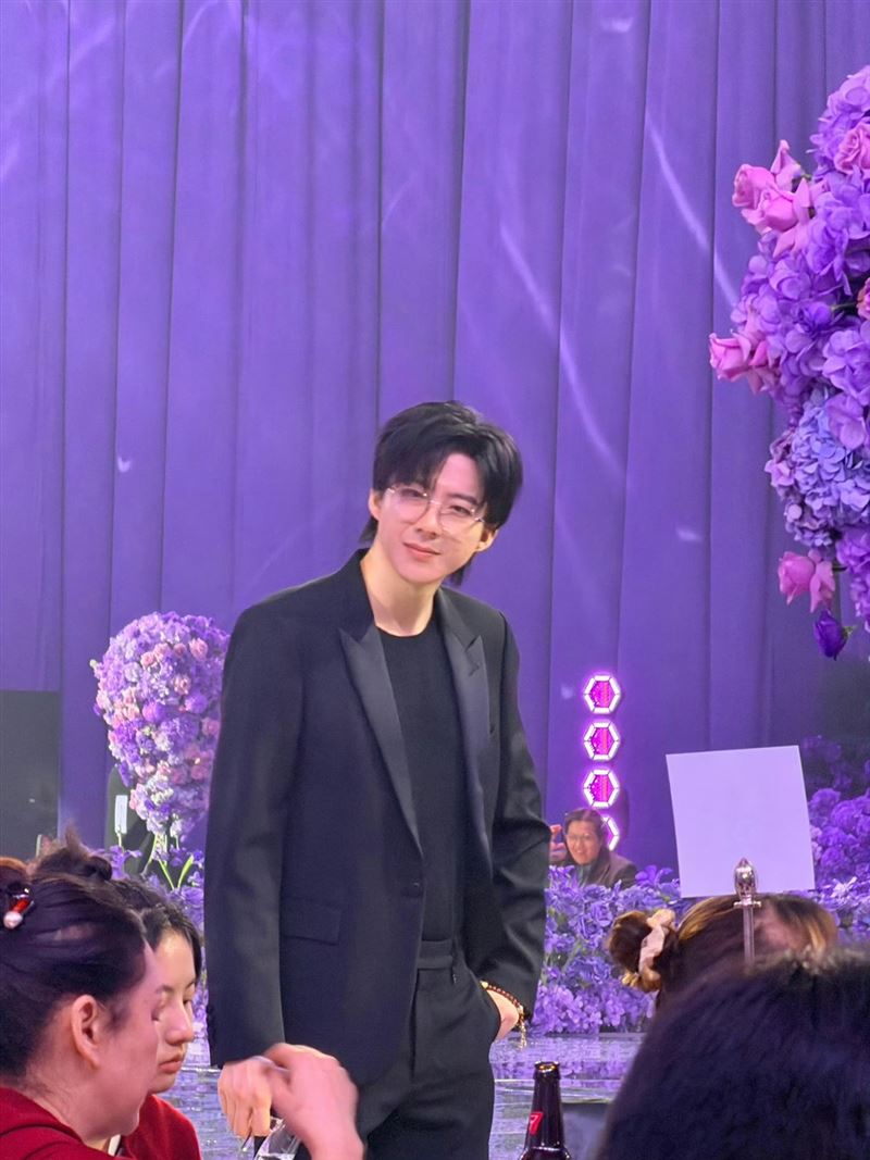 劉宇寧出席活動後就趕緊到婚禮現場。（圖／翻攝自微博）