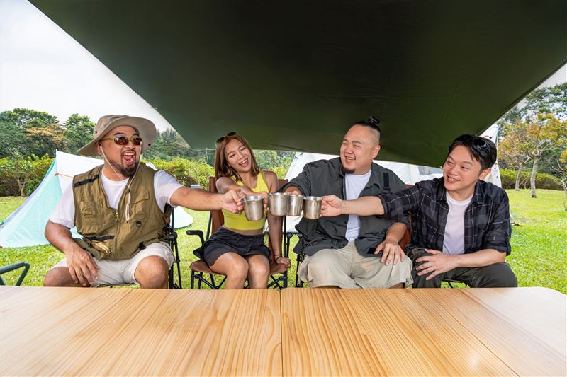 迪卡儂10/18－10/26推出年度戶外盛事「野迪祭」，邀饒舌歌手「大淵」（右2）、全方位偶像「美麗本人」（左1）與廚房廢寶「索艾克」（右1）組成限定「廢男團」，聰明露營首選兩秒帳，當廢男也當潮男。（圖／品牌業者提供）