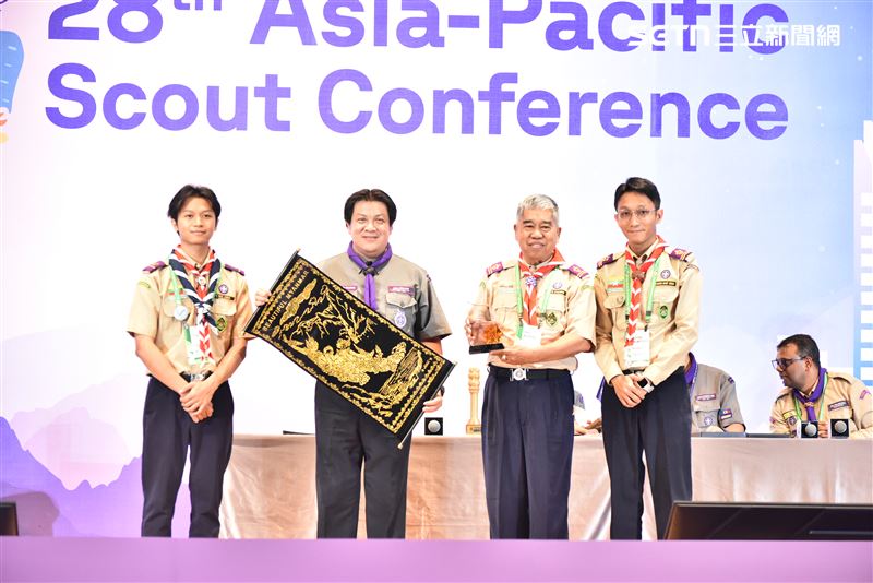 中華民國童軍總會祕書長楊永欽宣示，童軍這個家庭以共同的價值為紐帶，「那就是服務、領導與和平」，此話一出獲得滿堂彩。（圖／翻攝畫面）