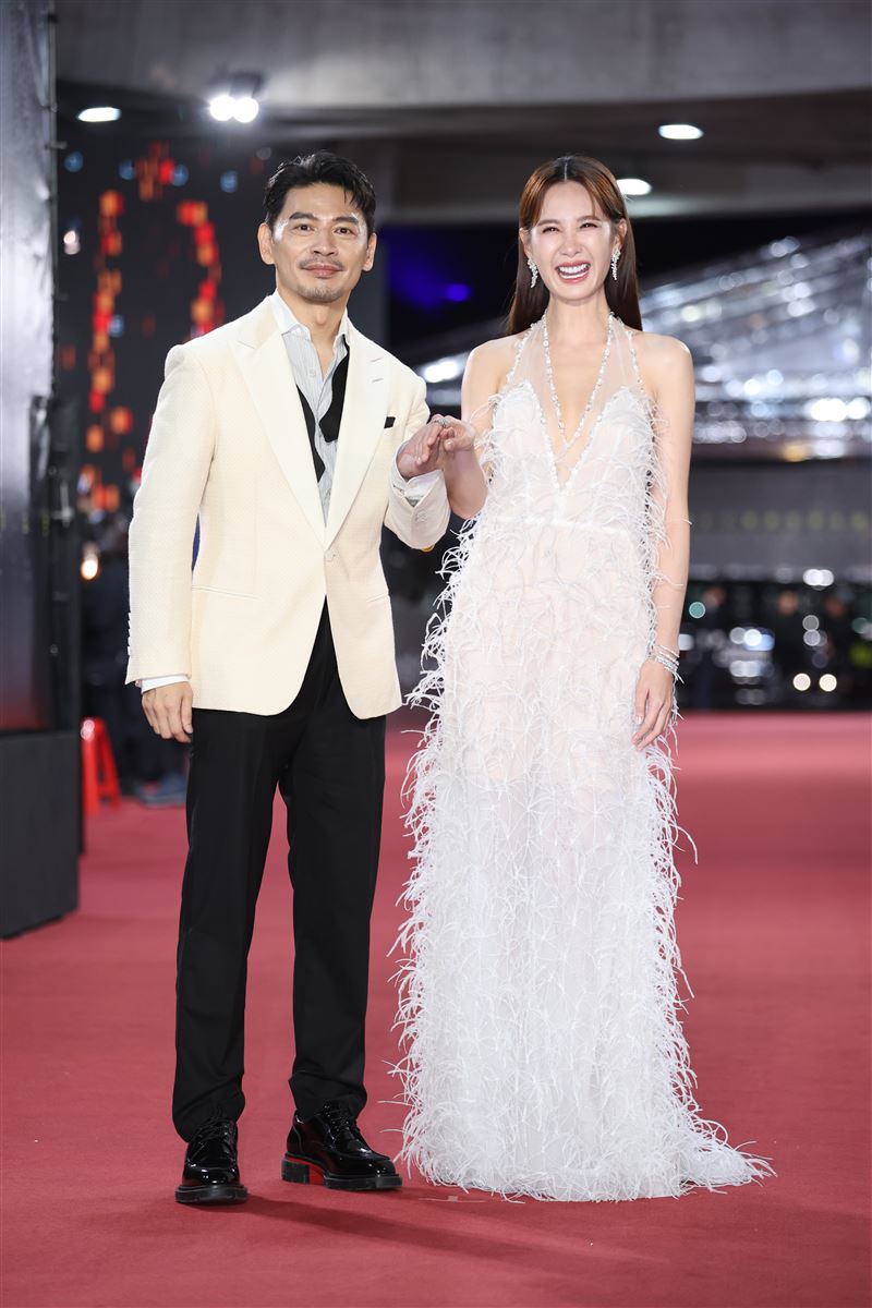 阿Ken、安心亞走紅毯。（圖／記者鄭孟晃、趙于瑩攝影）