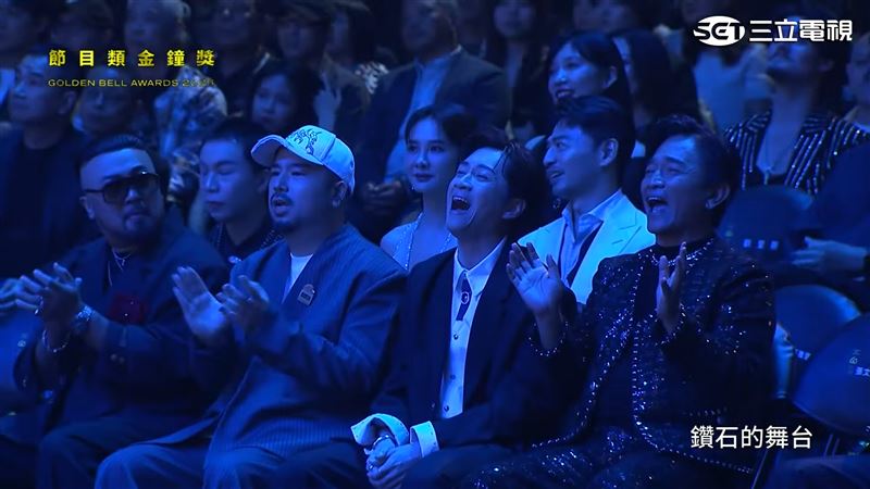 阿達與陳漢典一同欣賞Lulu表演。（圖／三立電視）