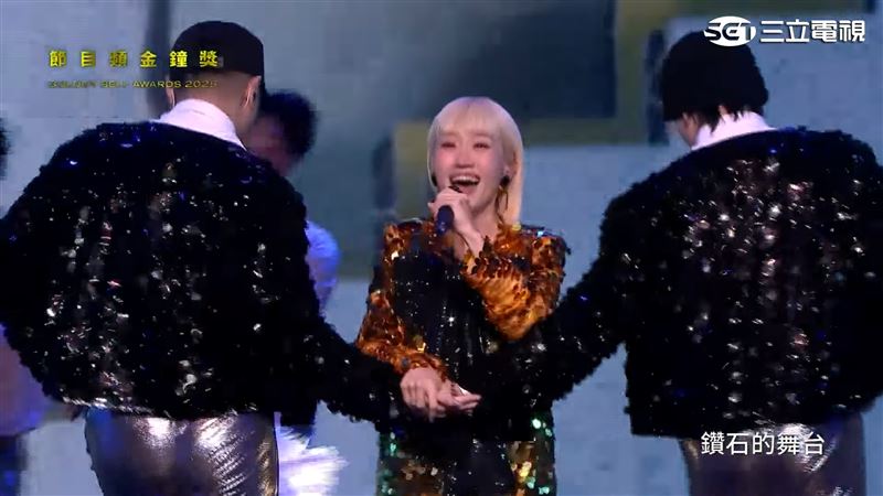 Lulu以「大娛樂家」為主題，帶來開場歌舞表演。（圖／三立電視）