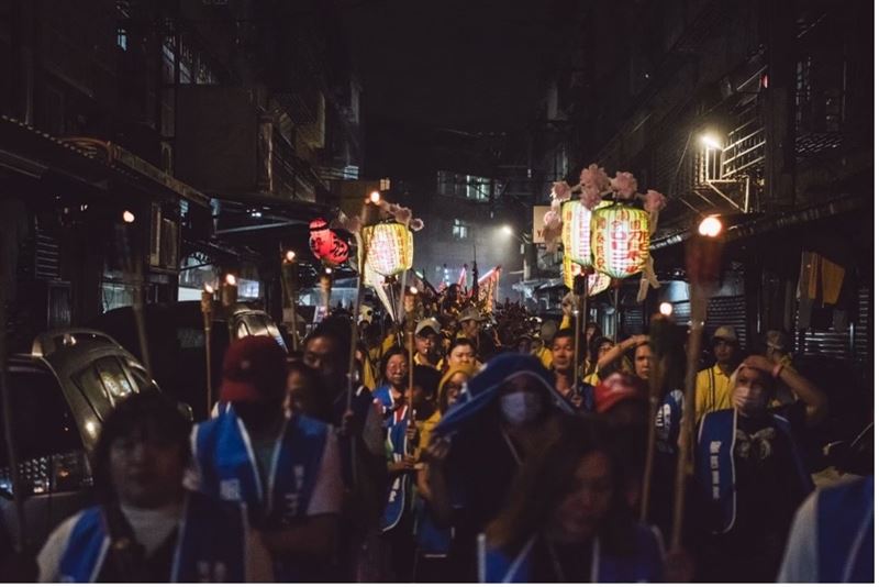 「神的步行者」隨著太子爺神轎迎向夜風，用腳步祈福。（圖／桃園護國宮提供）