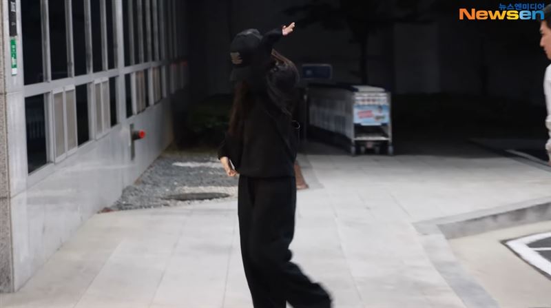 BLACKPINK成員Jennie從韓國啟程飛往高雄。（圖／翻攝自뉴스엔·Newsen）