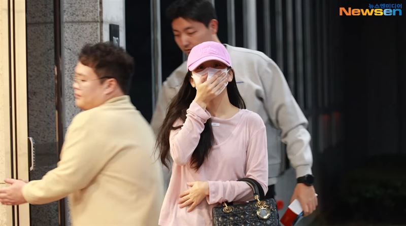 Jisoo開心跟媒體打招呼，還在頭上比出超大愛心。（圖／翻攝自뉴스엔·Newsen）