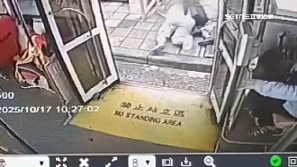 質疑女友另結新歡　男動手掐脖推下公車