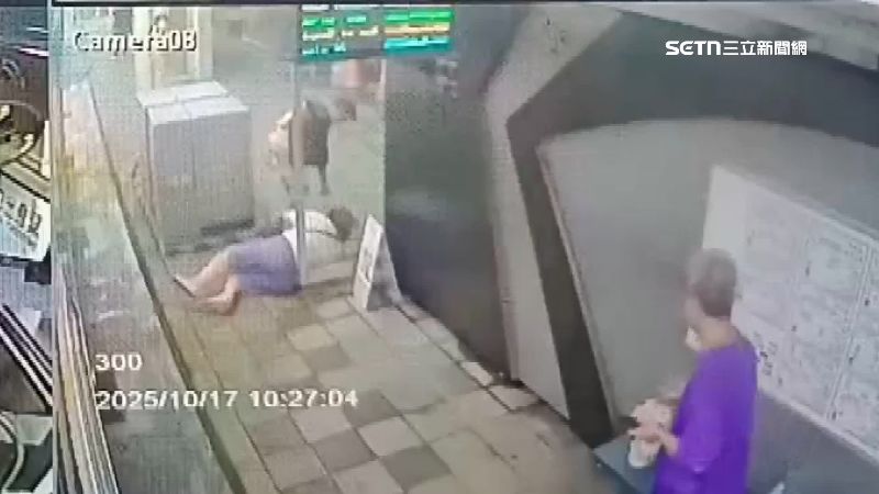 女子怒按下車鈴，卻被男友掐脖推下車