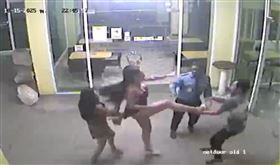泰國辣妹加價不成，撂變性女子爆打買春客。（圖／翻攝自臉書@TMN Cable TV Pattaya ）