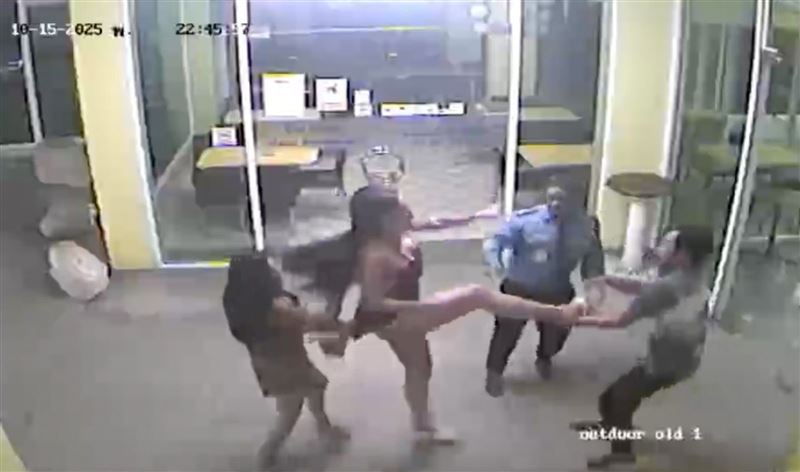 泰國辣妹加價不成，撂變性女子爆打買春客，保全也沒轍。（圖／翻攝自臉書@TMN Cable TV Pattaya ）