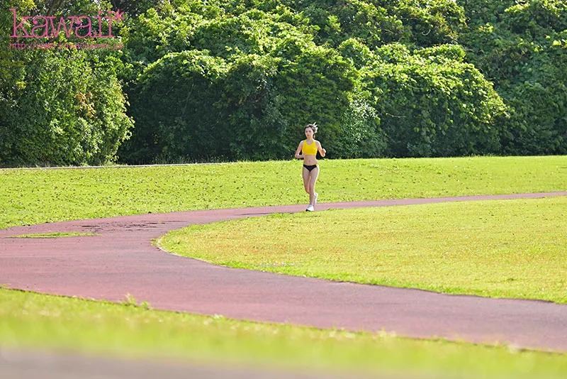 高中田徑八強選手夏目真子出道拍AV，在床上的反應很激烈，片商形容她是「大物新人」。（圖／翻攝自Ｘ）