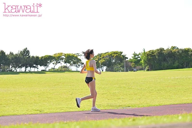 高中田徑八強選手夏目真子出道拍AV，在床上的反應很激烈，片商形容她是「大物新人」。（圖／翻攝自Ｘ）
