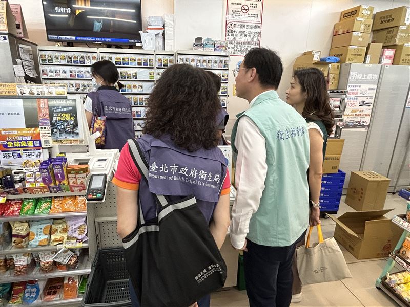 衛福部長石崇良、國健署長沈靜芬今日偕同台北市衛生局突擊加熱菸通路現場稽查。(圖/國健署提供)