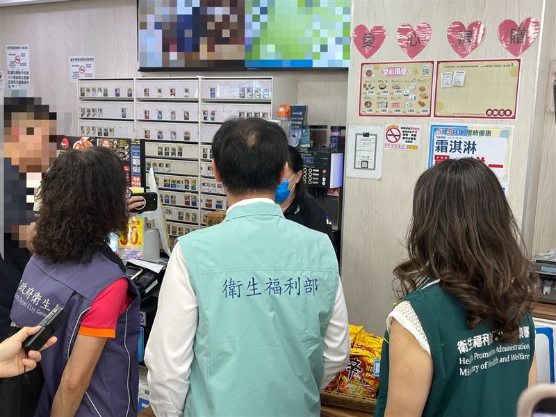 衛福部長石崇良、國健署長沈靜芬今日偕同台北市衛生局突擊加熱菸通路現場稽查。(圖/國健署提供)