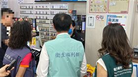 衛福部長石崇良、國健署長沈靜芬今日偕同台北市衛生局突擊加熱菸通路現場稽查。（圖／國健署提供）