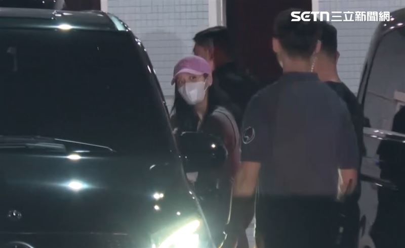 Jisoo身穿粉色上衣邊走邊揮手上車。（圖／翻攝畫面）