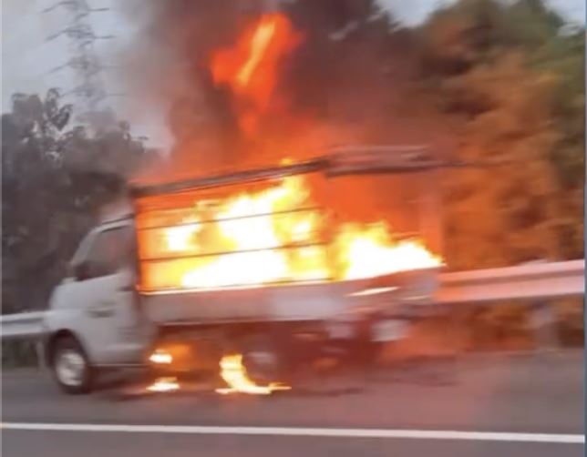 小貨車全面燃燒，所幸駕駛及時逃生未受傷。（圖／翻攝畫面）
