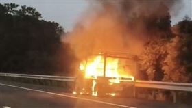 國道3火燒車！小貨車噴白煙「全面燃燒」剩車架　駕駛跳車逃生