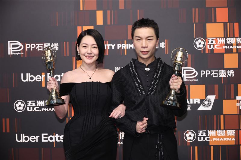 小Ｓ、派翠克今晚以《小姐不熙娣》拿下金鐘獎綜藝節目主持人大獎。（圖／記者鄭孟晃攝影）