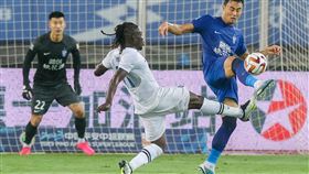 中國中超聯賽面臨危機 16隊僅3隊沒欠薪陸媒1日報導，中國職足中超聯賽面臨危機，距離下個賽季准入申報只剩4天，但中超16家俱樂部當中，沒有拖欠球員薪水的只有3家，至少6家陷入財務困境，面臨解散風險。圖為9月25日，湖北武漢，武漢三鎮隊主場迎戰滄州雄獅隊。（中新社提供）中央社  112年12月1日