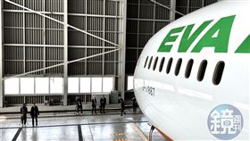 長榮航空空姐執勤後猝逝，引起社會討論。（圖／鏡週刊）