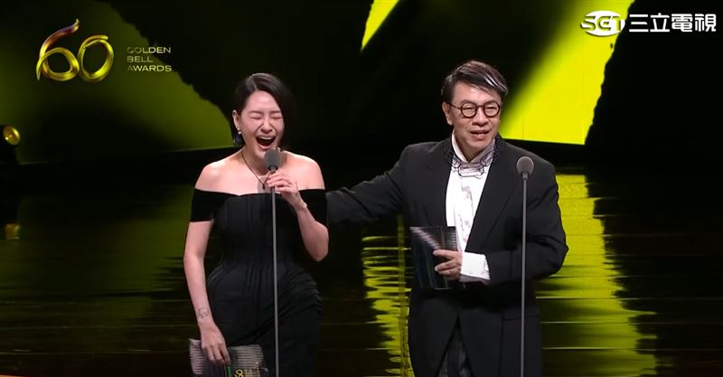 小S親手打開信封，在得知與派翠克抱回綜藝節目主持人獎後，整個人瞬間愣住、嘴巴張大