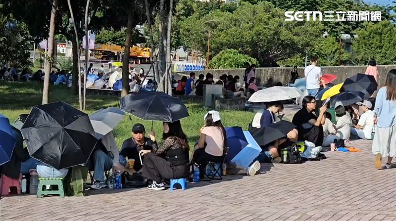 排隊買周邊商品的粉絲，已經蔓延出紅龍外。（圖／記者薛仁宏攝影）