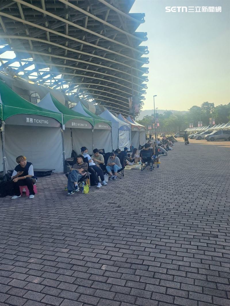 BLINK買不到演唱會票，17日下午3點就到現場排隊等一個機會。（圖／記者薛仁宏攝影）