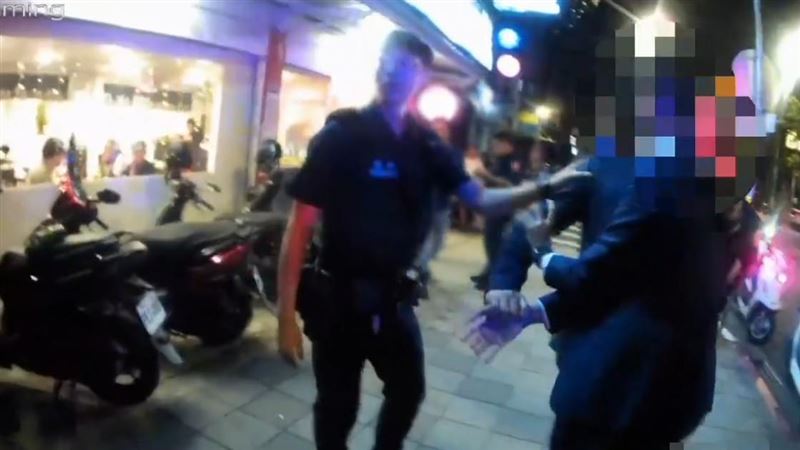 幾名男子因誤闖廁所等細故，爆發口角及拉扯衝突。（圖／翻攝畫面）