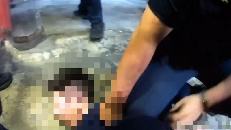 幾名男子因誤闖廁所等細故，爆發口角及拉扯衝突。（圖／翻攝畫面）