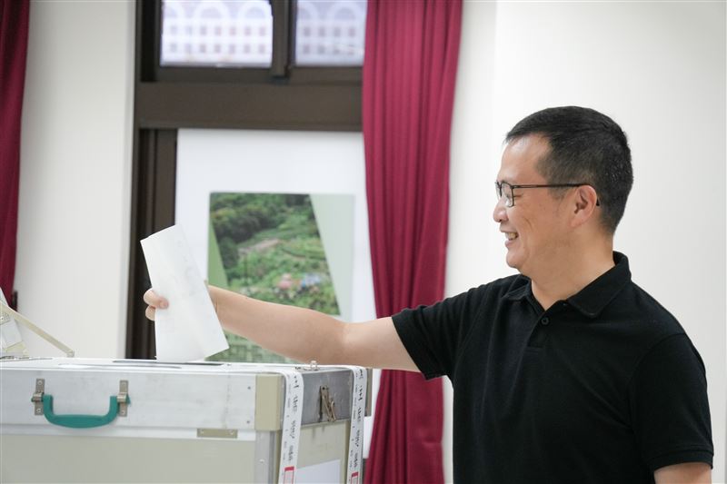 羅智強投票。（圖／羅智強辦公室提供）