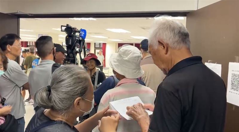 國民黨主席選舉，景美一帶投票所因工作人員錯誤引導，引發民怨。（圖／翻攝畫面）