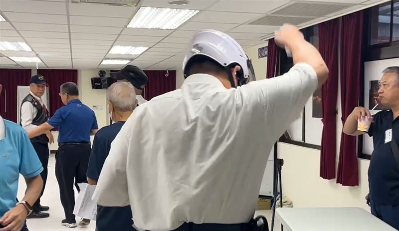 國民黨主席選舉，景美一帶投票所因工作人員錯誤引導，引發民怨，民眾將手上的紙摺成一團後重重摔在桌子上。（圖／翻攝畫面）