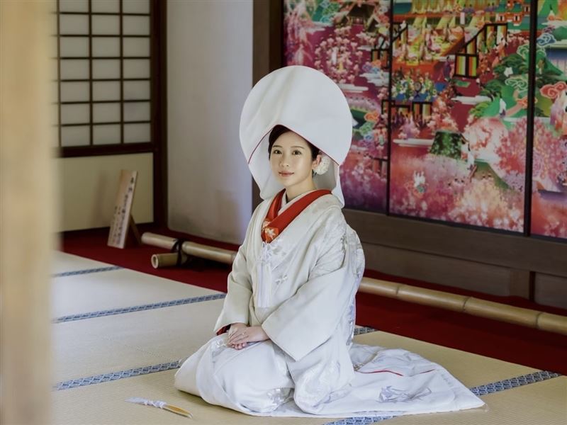 鄭家純穿上日本傳統新娘禮服「白無垢」純白色的和服。（圖／千巡影世康姐提供）