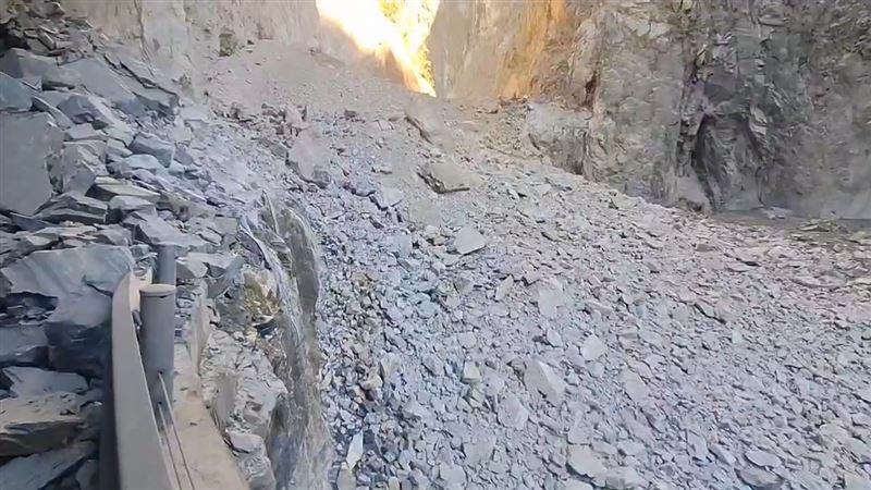 花蓮立霧溪河道發生大規模邊坡崩塌。（圖／翻攝畫面）