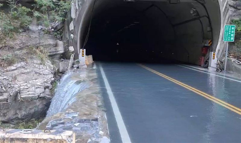 溪水今天凌晨溢流湧入台8線中橫公路靳珩隧道。（圖／翻攝畫面）