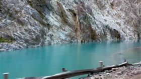 花蓮立霧溪河道17日因大規模邊坡崩塌形成堰塞湖，縣府強制撤離下游近千名住戶，溪水今天凌晨溢流湧入台8線中橫公路靳珩隧道。林業保育署花蓮分署指出，成大專業團隊今天將到場會勘，另出動3輛怪手前往壩體進行挖掘、引流。