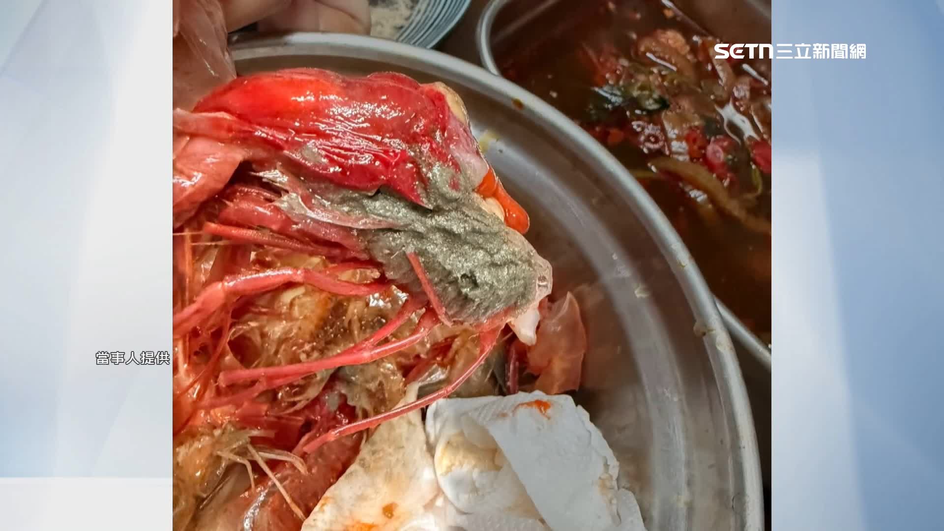 有民眾買胭脂蝦回家發現蝦頭滿滿都是沙子。（圖／當事人提供）