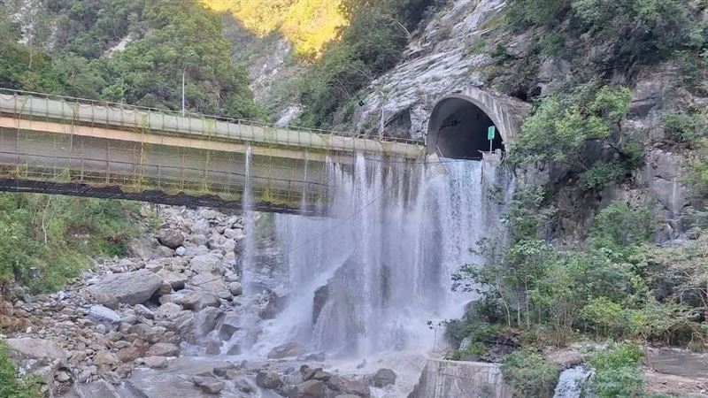 立霧溪水從壩體溢流，再從隧道傾瀉而出。（圖／翻攝畫面）