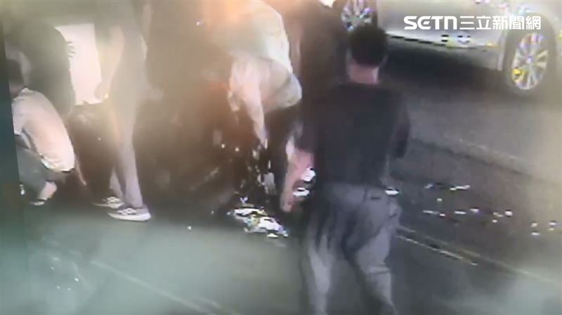 路過民眾化身「抬車超人」，合力抬起轎車救出受困騎士。（圖／翻攝畫面）