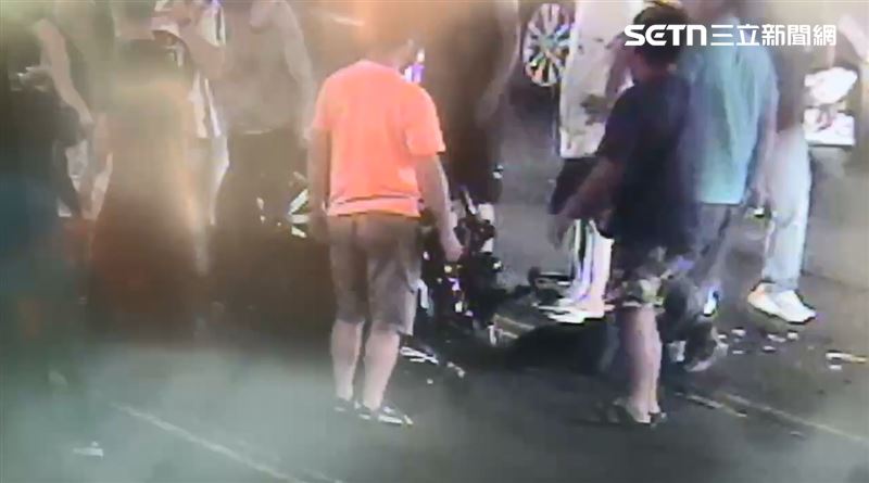 路過民眾化身「抬車超人」，合力抬起轎車救出受困騎士。（圖／翻攝畫面）