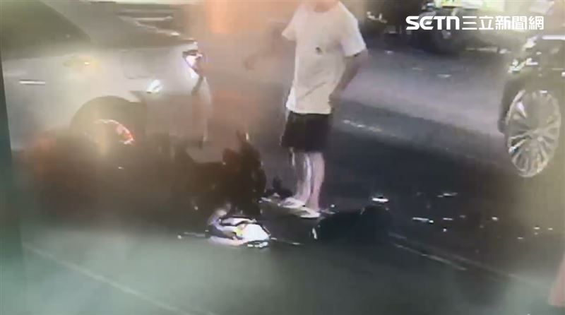 騎士受困車底，附近民眾見狀紛紛上前幫忙。（圖／翻攝畫面）