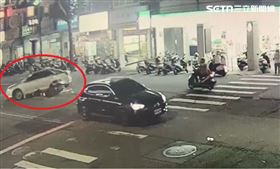 抬車超人,鬼切,迴轉,騎士,受困,台中,暖心,最美風景（圖／翻攝畫面）