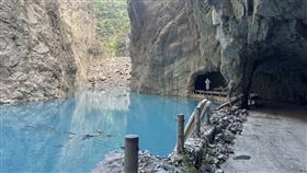 太魯閣國家公園燕子口步道土石大量崩落，導致立霧溪形成堰塞湖。（圖／翻攝自今日花蓮臉書）
