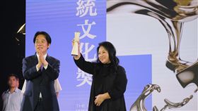 台灣關愛基金會獲第13屆總統文化獎「人道奉獻獎」，創辦人楊婕妤（右）感性表示這個獎，是屬於所有願意「看見」弱勢、伸出援手的人。（圖／翻攝自關愛之家 台灣關愛基金會專頁）