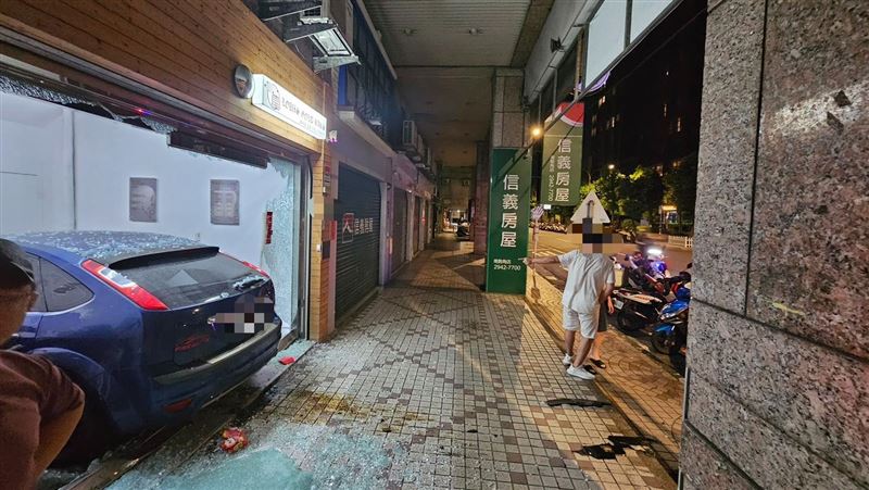 汽車失控衝撞珠寶店。（圖／翻攝畫面）